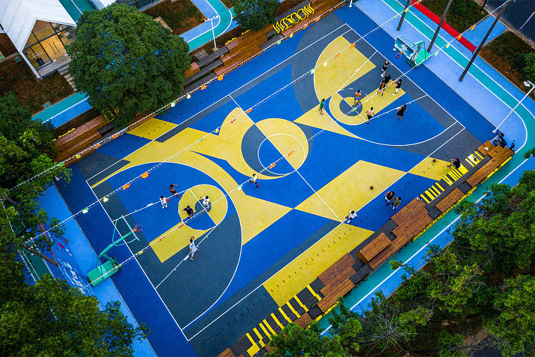 如果我有一塊空地,是做羽毛球場好還是籃球場好